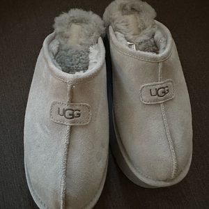 UGG Women's Light Gray Suede Shearling Clog Mules